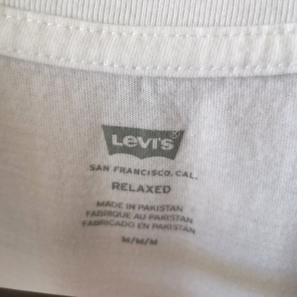 LEVI’S® CHEST BOXTAB LOGO TEE SHIRT - (M) - Picture 7 of 10